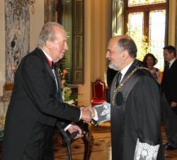 Don Juan Carlos recibe el saludo del presidente del Tribunal Constitucional, Francisco Pérez de los Cobos